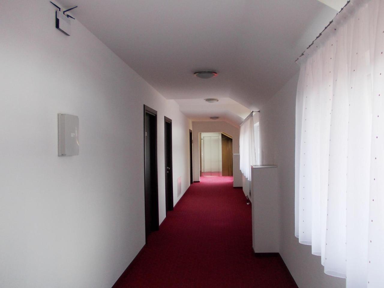 Hostel Cppi Vest Buşteni エクステリア 写真